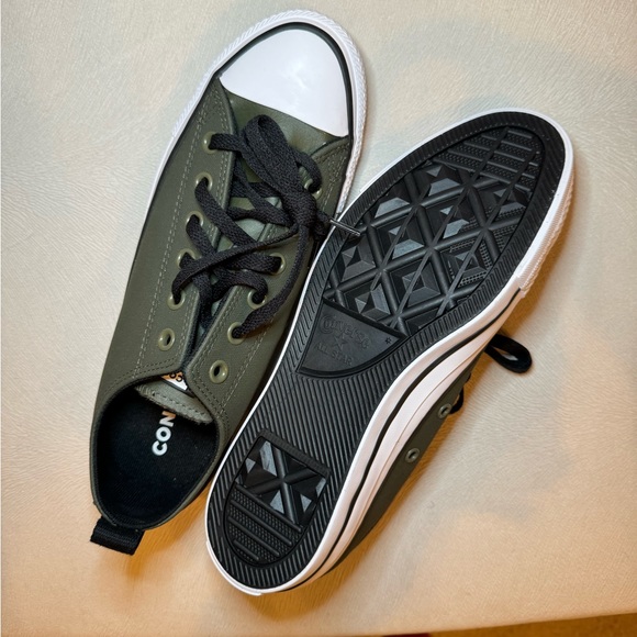 Women’s Chuck Taylor All-Star Leather Low-Top Sneaker - Size 9 - Picture 4 of 7